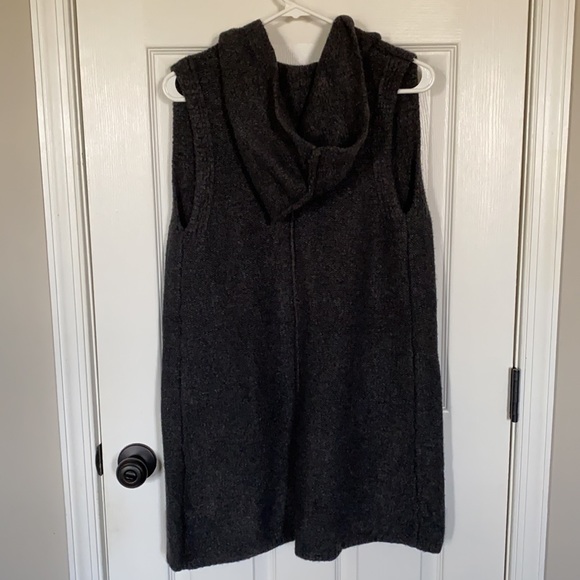 Tahari Long Hooded Sleeveless Sweater - Picture 4 of 4